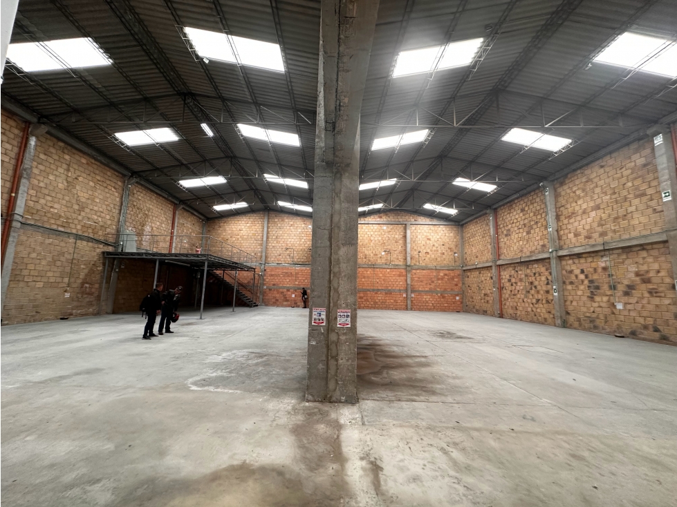 BODEGA DE 1.005 M² 12 DE OCTUBRE, BARRIOS UNIDOS