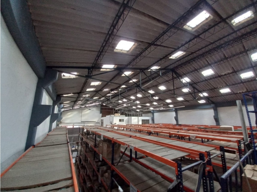 BODEGA DE 650 m² EN PUENTE ARANDA - 2