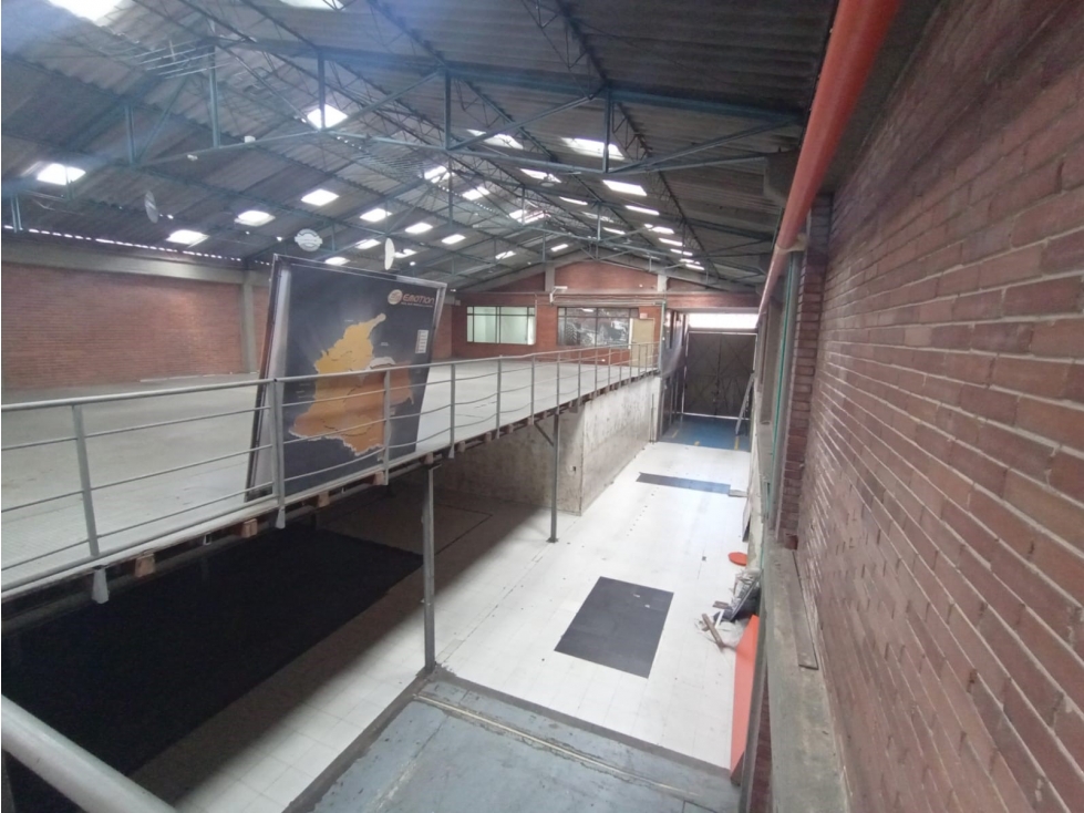 BODEGA DE 1.110 M² EN ZONA INDUSTRIAL DE MONTEVIDEO