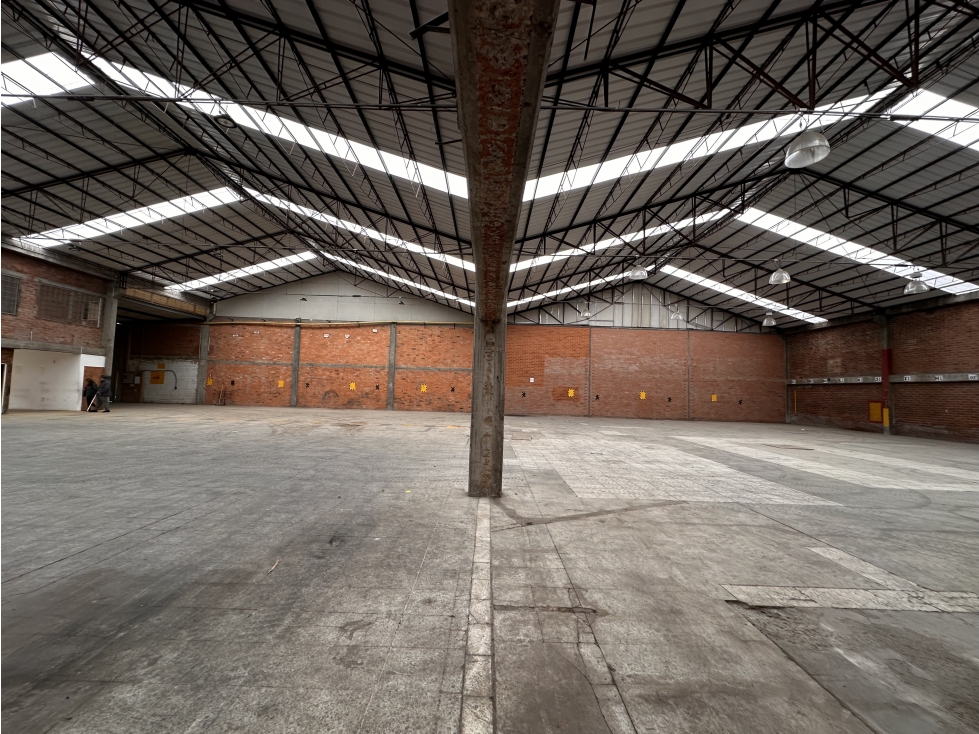 ARRIENDO BODEGA 1.300 m² MONTEVIDEO — foto 4