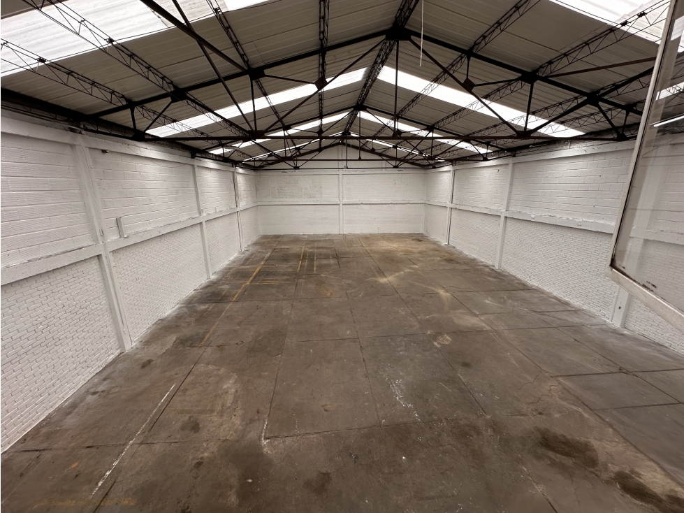 BODEGA DE 490 M² ORTEZAL, PUENTE ARANDA