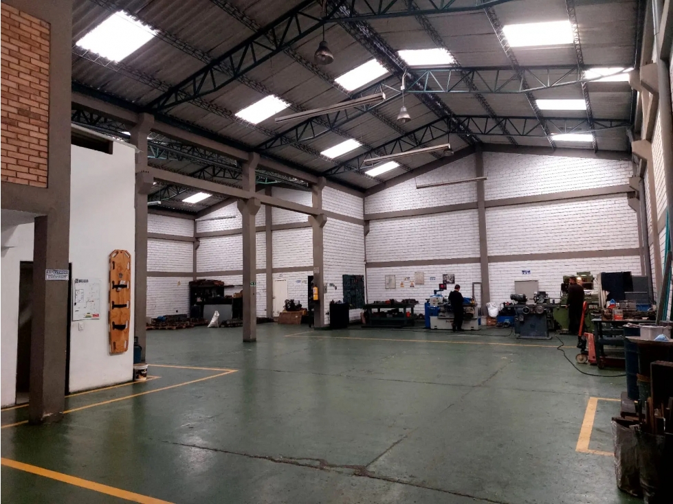 BODEGA DE 726,6 M² ORTEZAL, PUENTE ARANDA