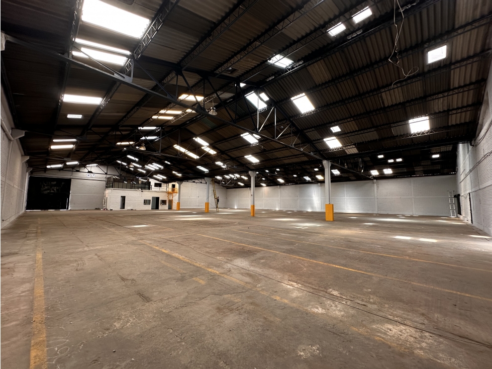 BODEGA DE 2.200 M² EN PENSILVANIA, ZONA INDUSTRIAL DE PUENTE ARANDA — foto 4