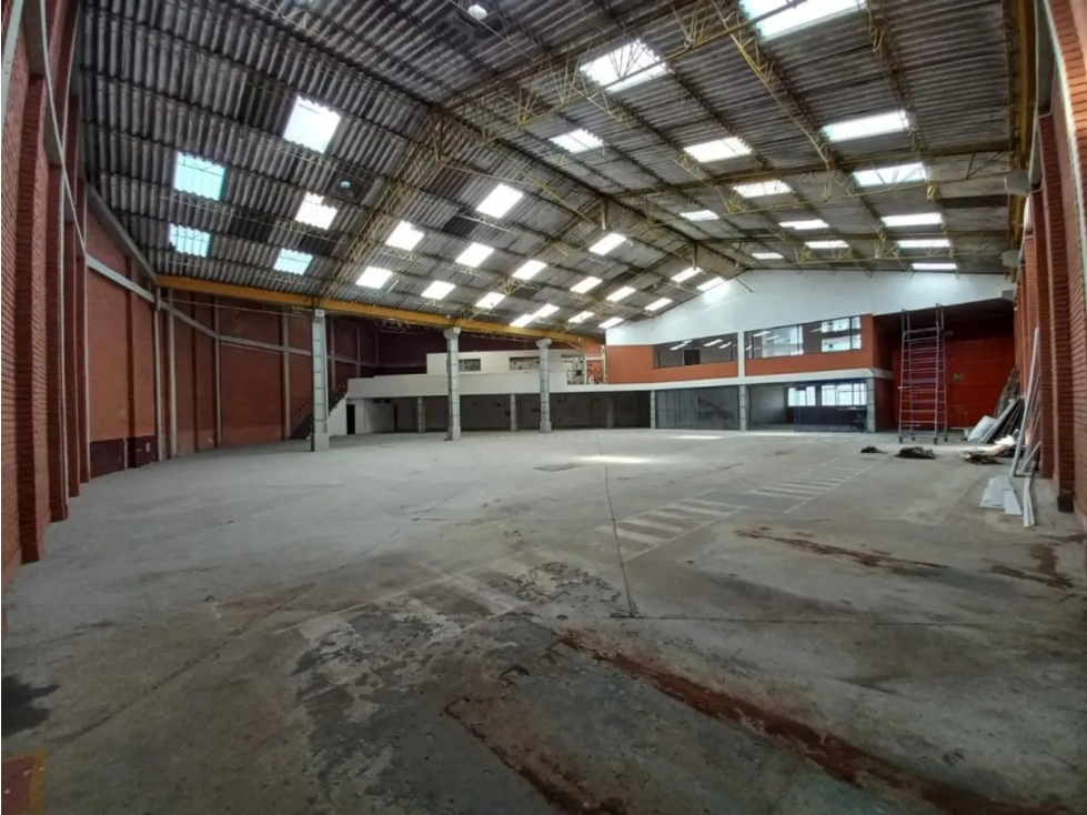 BODEGA DE 1.180 M² ORTEZAL, PUENTE ARANDA