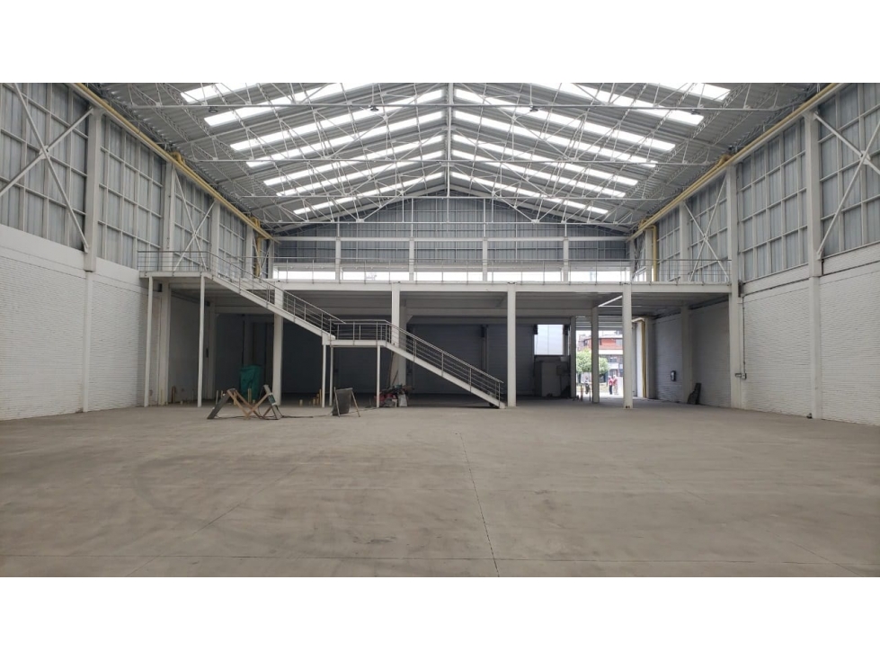 ARRIENDO BODEGA VITRINA 2.300 m²