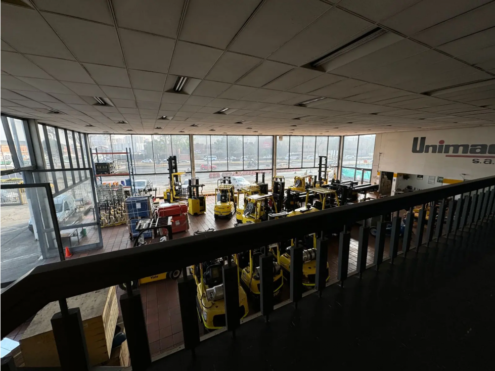 ARRIENDO BODEGA DE 1.900 m² CON VITRINA COMERCIAL SOBRE AV. PRINCIPAL - 2