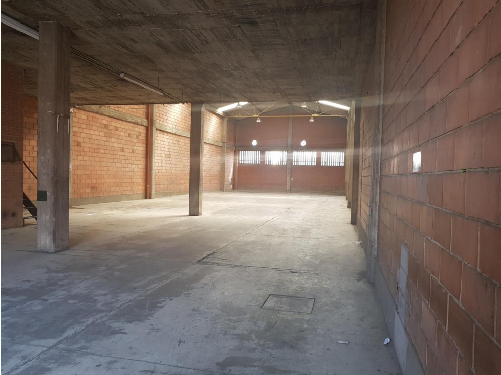 ARRIENDO BODEGA DE 700 m² EN MONTEVIDEO — foto 2
