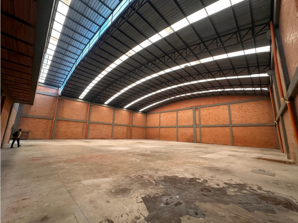 ARRIENDO BODEGA DE 1.150 M² EN PARQUE INDUSTRIAL EN MOSQUERA - 2