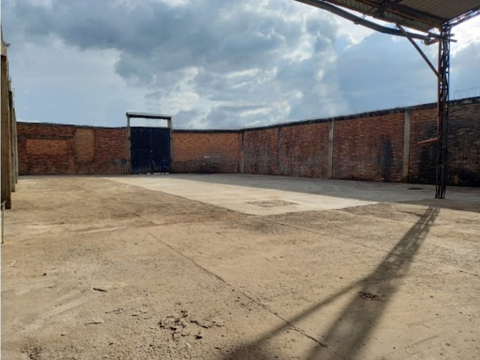 PREDIO INDUSTRIAL DE 900 M² EN GORGONZOLA - PUENTE ARANDA