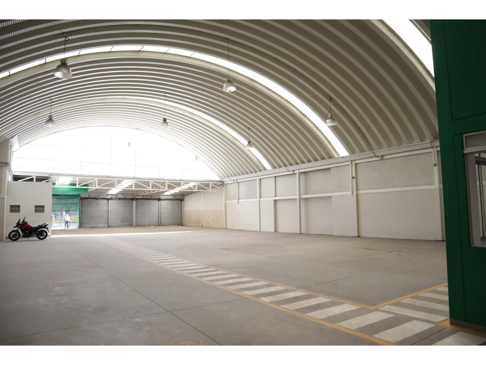 BODEGA DE 1.140 M², VITRINA COMERCIAL SOBRE AVENIDA PRINCIPAL