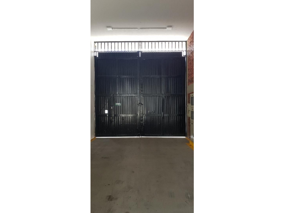 BODEGA DE 1.100 M² EN MONTEVIDEO — foto 2