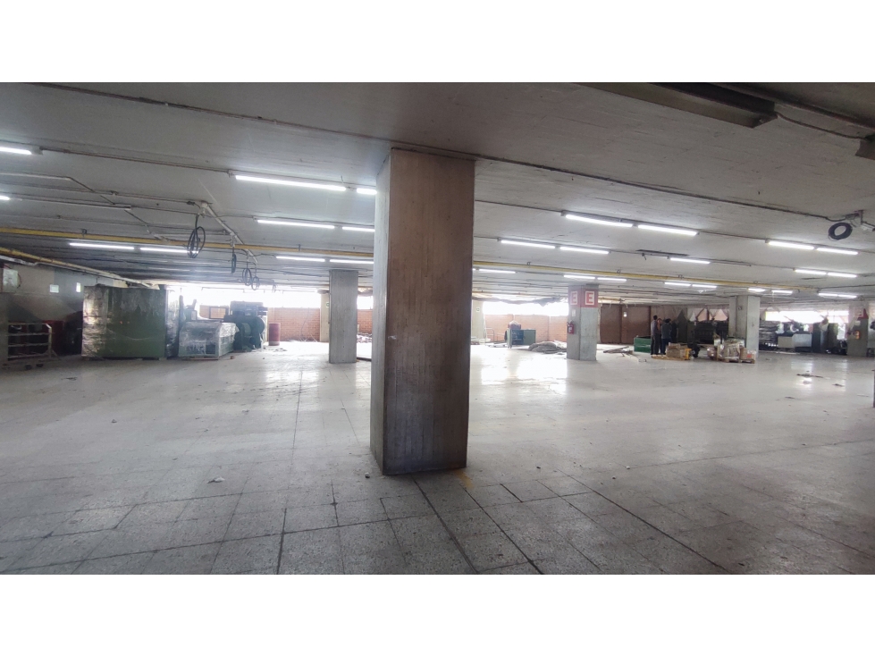 BODEGA DE 8.400 M² EN MONTEVIDEO, CARGA ELÉCTRICA SUPERIOR A 1.000 KVA — foto 3