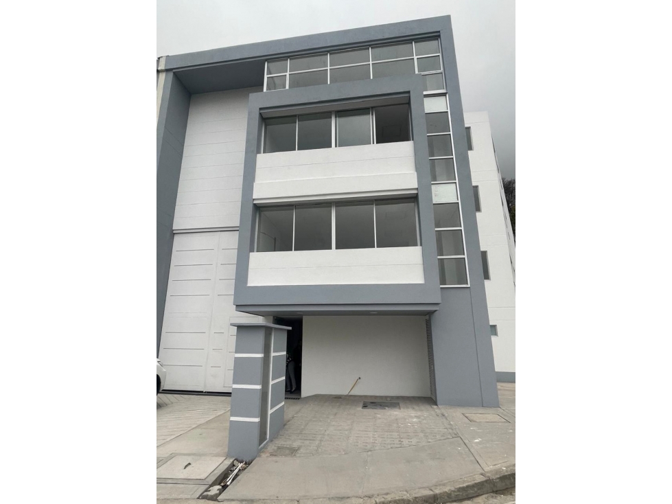 BODEGA DE 740 M² EN PARQUE EMPRESARIAL, ALAMOS