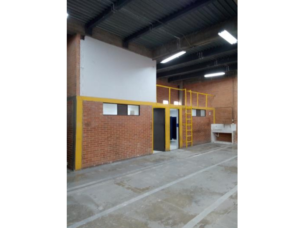 BODEGA DE 1.080 M² EN SECTOR INDUSTRIAL DE MONTEVIDEO — foto 4