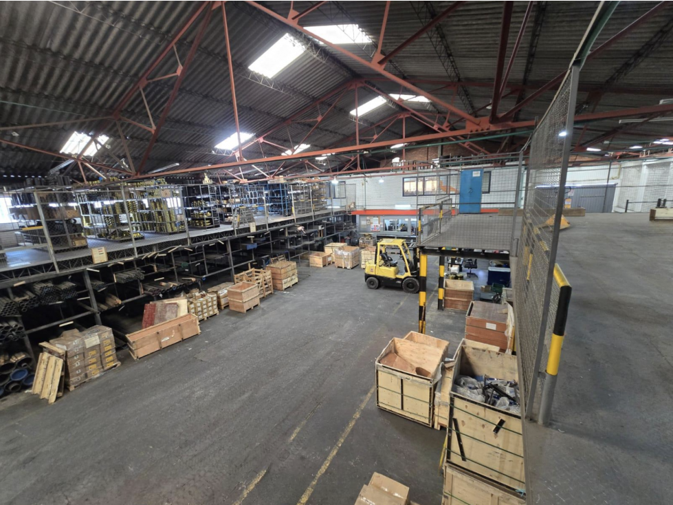 BODEGA INDUSTRIAL ESQUINERA EN ARRIENDO LOS EJIDOS — foto 3