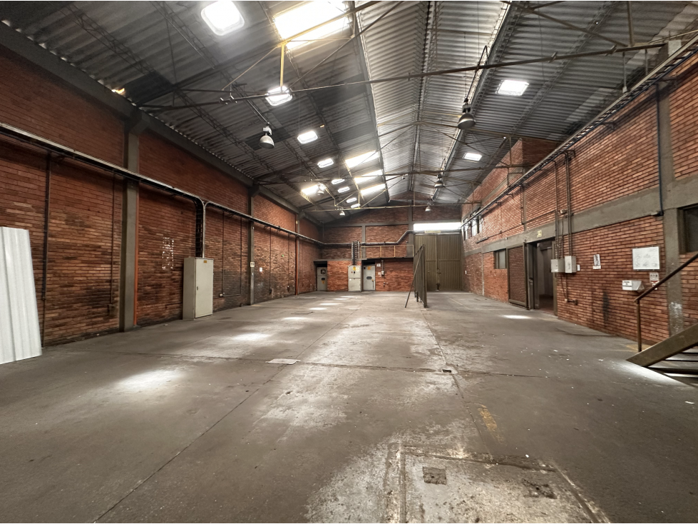Bodega Industrial de 600 m² en Puente Aranda - Carga Eléc. 200 KVA