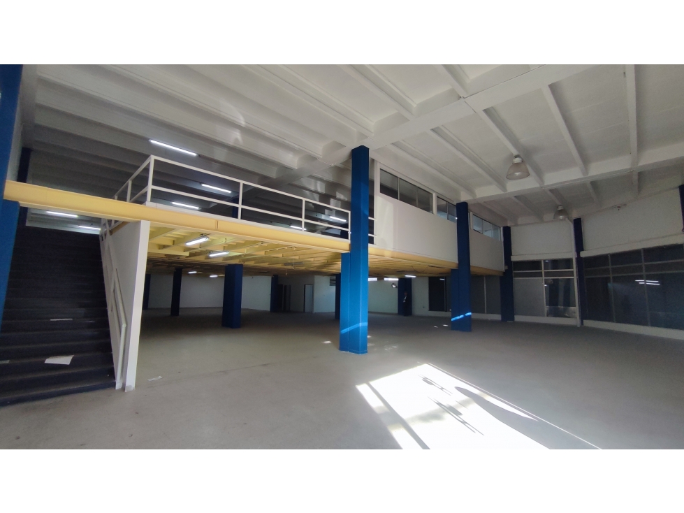 ARRIENDO MAGNÍFICO LOCAL COMERCIAL ESQUINERO 960 m² - 2