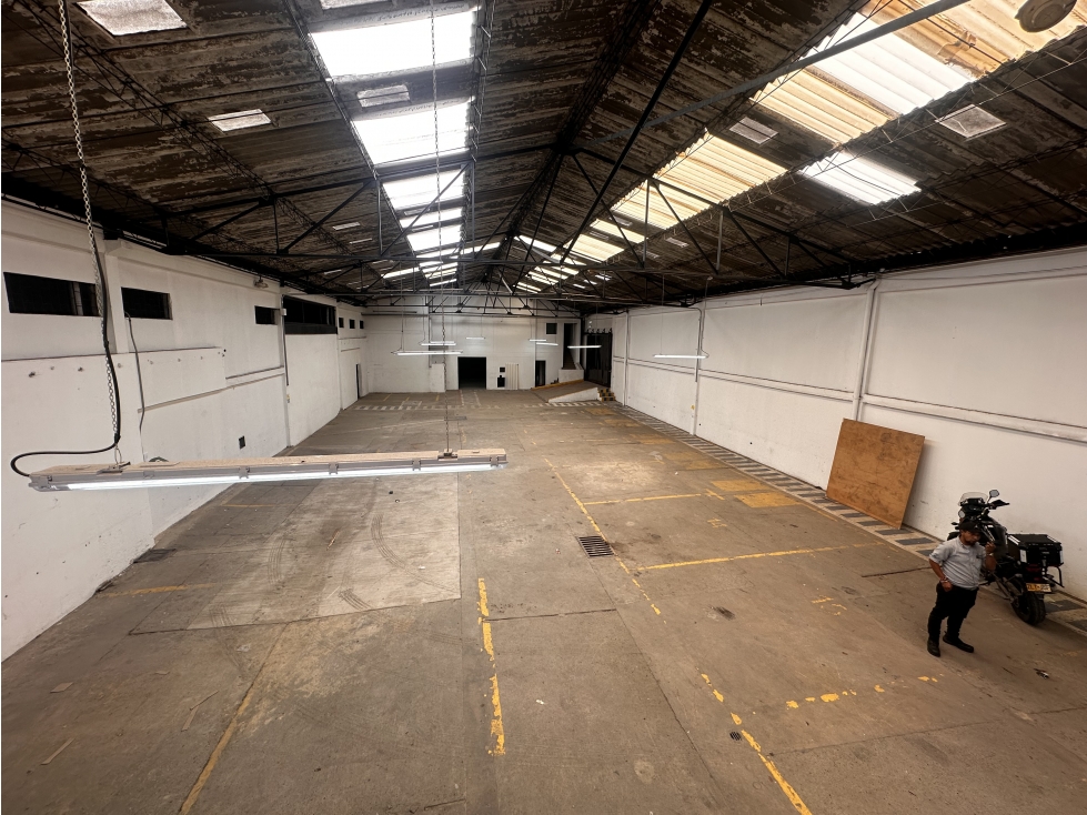 BODEGA DE 750 M² ORTEZAL, PUENTE ARANDA — foto 2