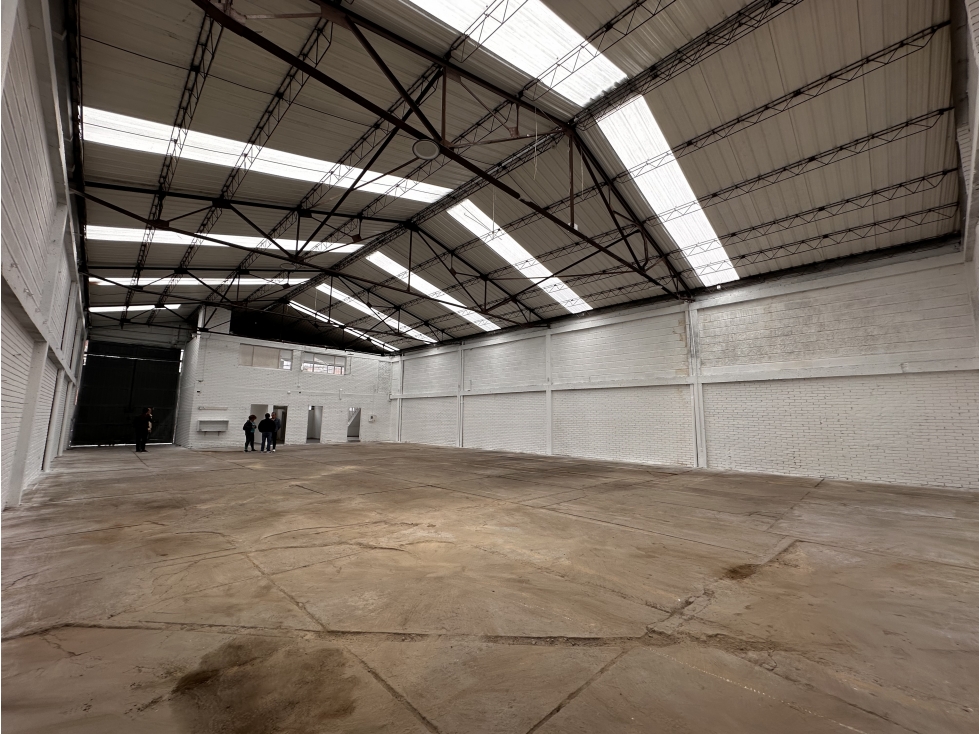 BODEGA DE 490 M² ORTEZAL, PUENTE ARANDA — foto 2