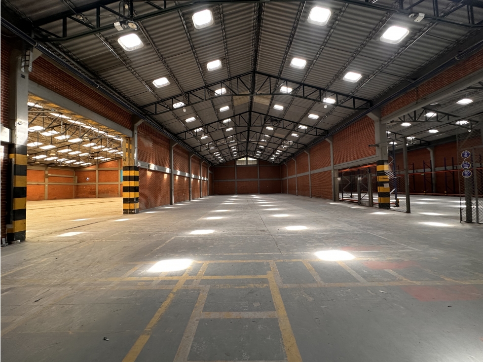 BODEGA DE 2.090 M² EN MONTEVIDEO — foto 3