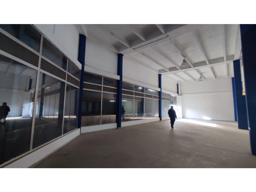 ARRIENDO MAGNÍFICO LOCAL COMERCIAL ESQUINERO 960 m² - 3