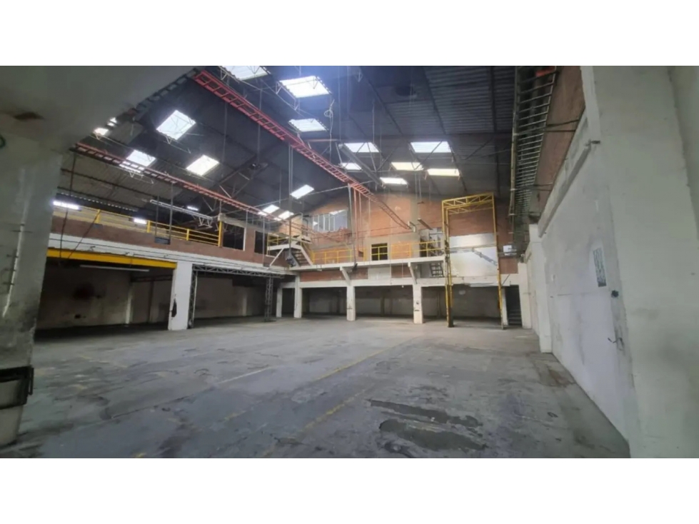 BODEGA DE 1.882 m² EN MONTEVIDEO