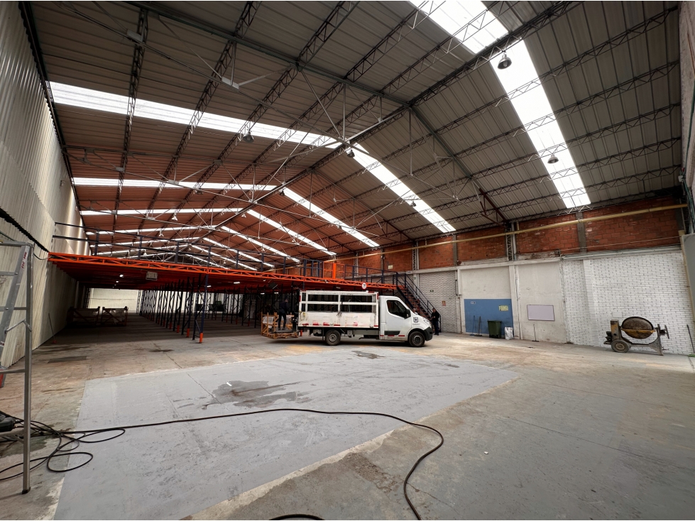 BODEGA DE 2.420 M² EN ZONA INDUSTRIAL DE PUENTE ARANDA