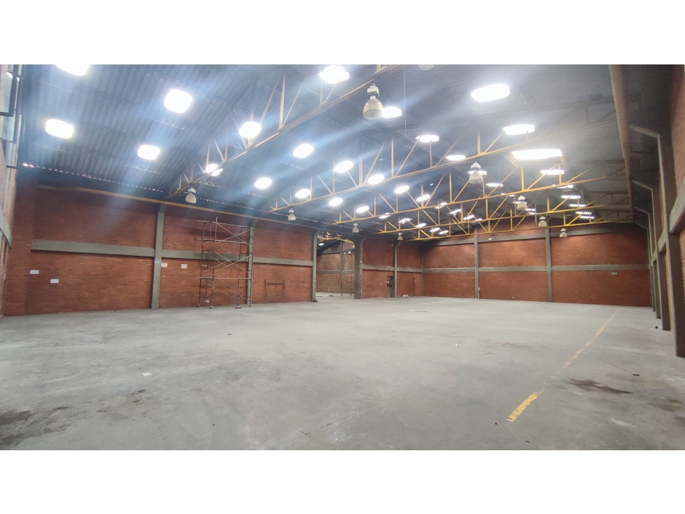 ARRIENDO BODEGA DE 2.000 m² EN ZONA INDUSTRIAL DE MONTEVIDEO — foto 4
