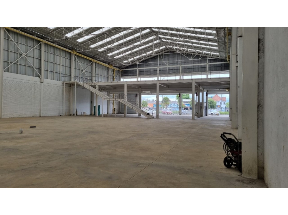 ARRIENDO BODEGA VITRINA 2.300 m² — foto 4