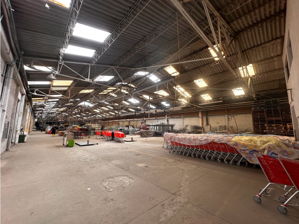 BODEGA DE 7.450 M² EN VENTA, SECTOR INDUSTRIAL DE PUENTE ARANDA