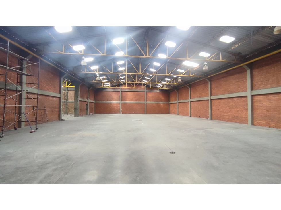 ARRIENDO BODEGA DE 2.000 m² EN ZONA INDUSTRIAL DE MONTEVIDEO — foto 3