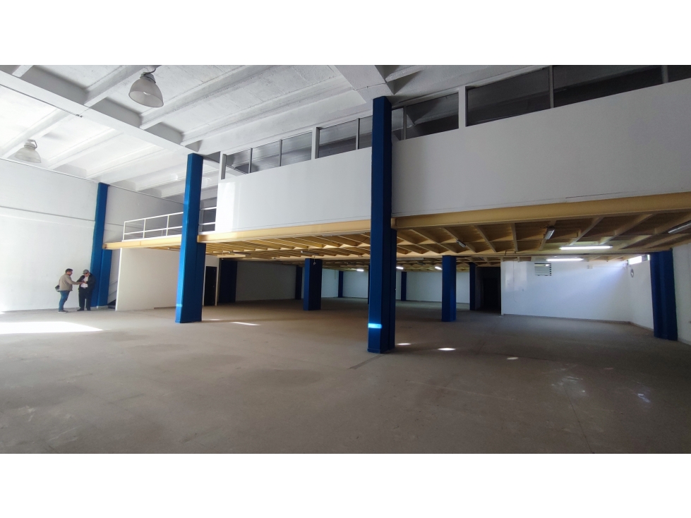 ARRIENDO MAGNÍFICO LOCAL COMERCIAL ESQUINERO 960 m² - 6