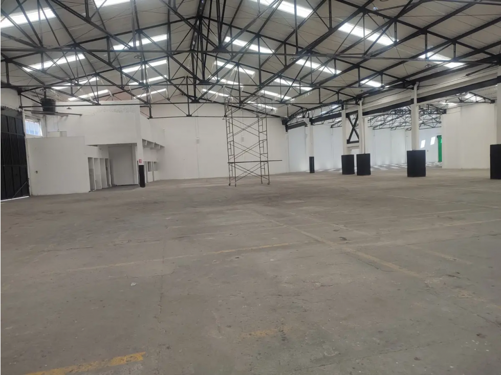 BODEGA 2.600 m² PUENTE ARANDA — foto 2