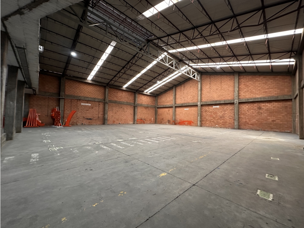 BODEGA DE 2.248 M² EN MONTEVIDEO