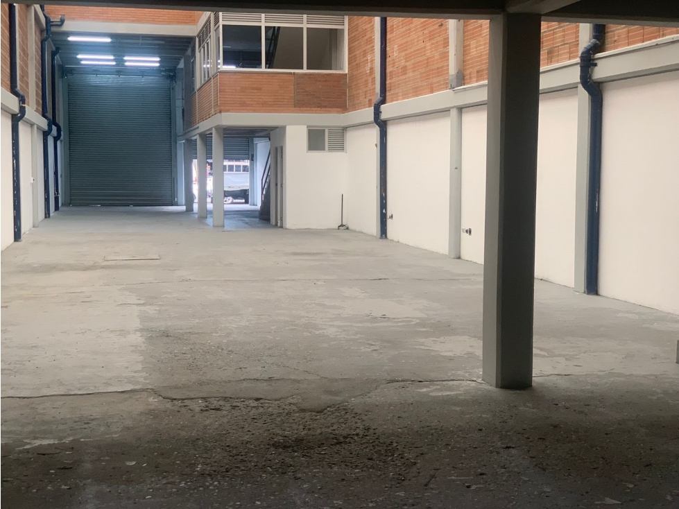 ARRIENDO BODEGA 424 m² BARRIO 7 DE AGOSTO - 6