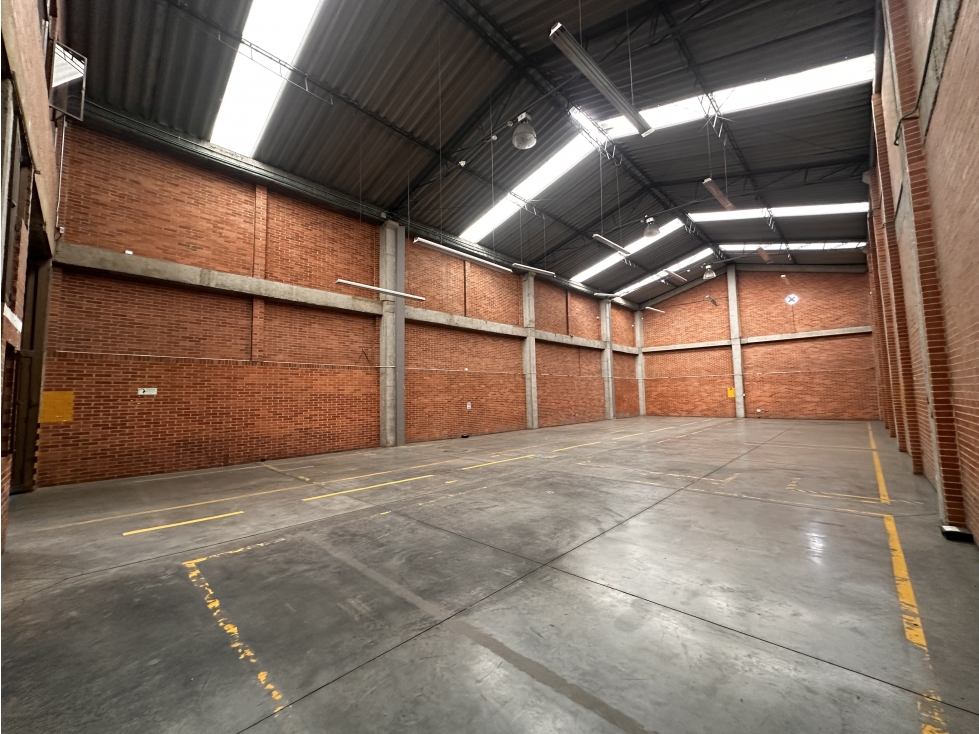 BODEGA DE 700 M² EN ZONA INDUSTRIAL DE MONTEVIDEO — foto 3