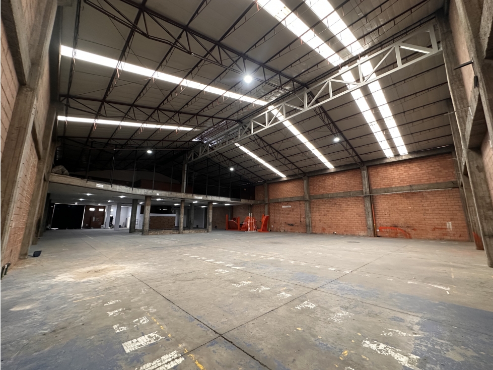 BODEGA DE 2.248 M² EN MONTEVIDEO — foto 2