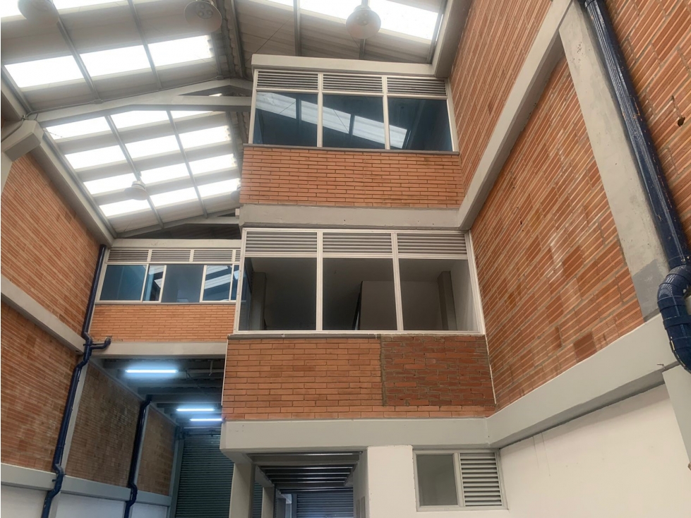 ARRIENDO BODEGA 424 m² BARRIO 7 DE AGOSTO - 3