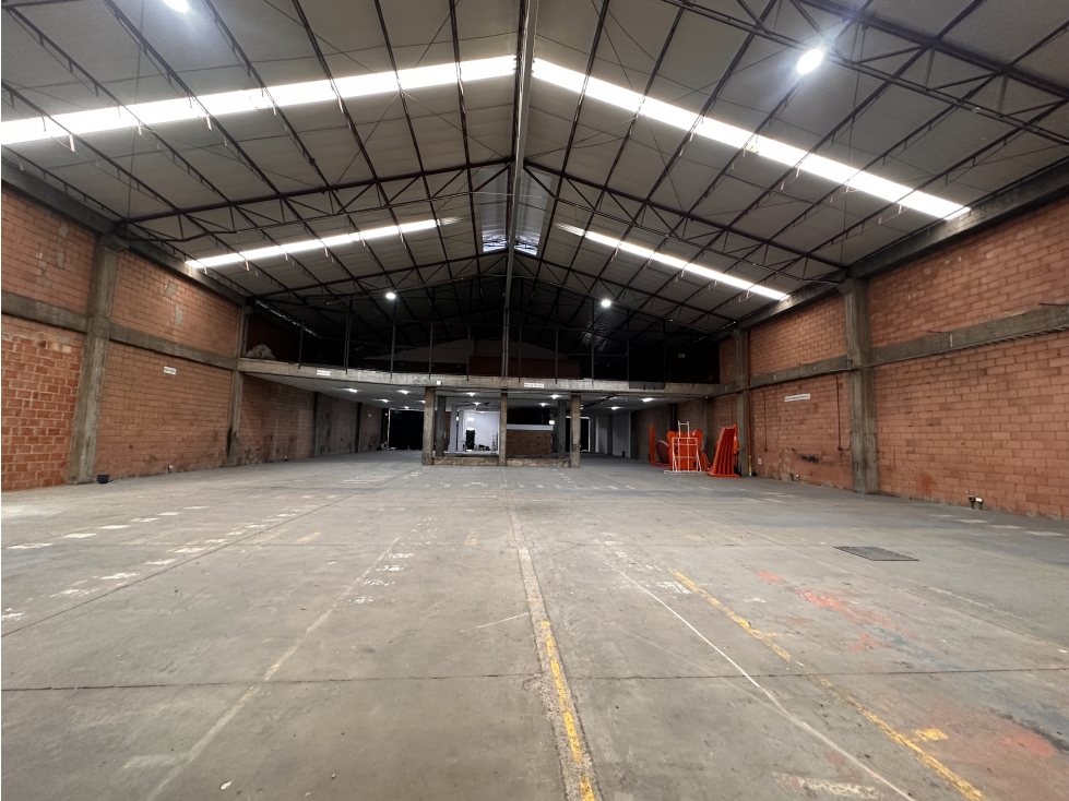 BODEGA DE 2.248 M² EN MONTEVIDEO — foto 3