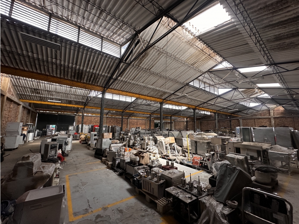 BODEGA DE 5.295 m² CONSTRUIDA EN TERRENO DE 8.295 m² EN ENGATIVÁ