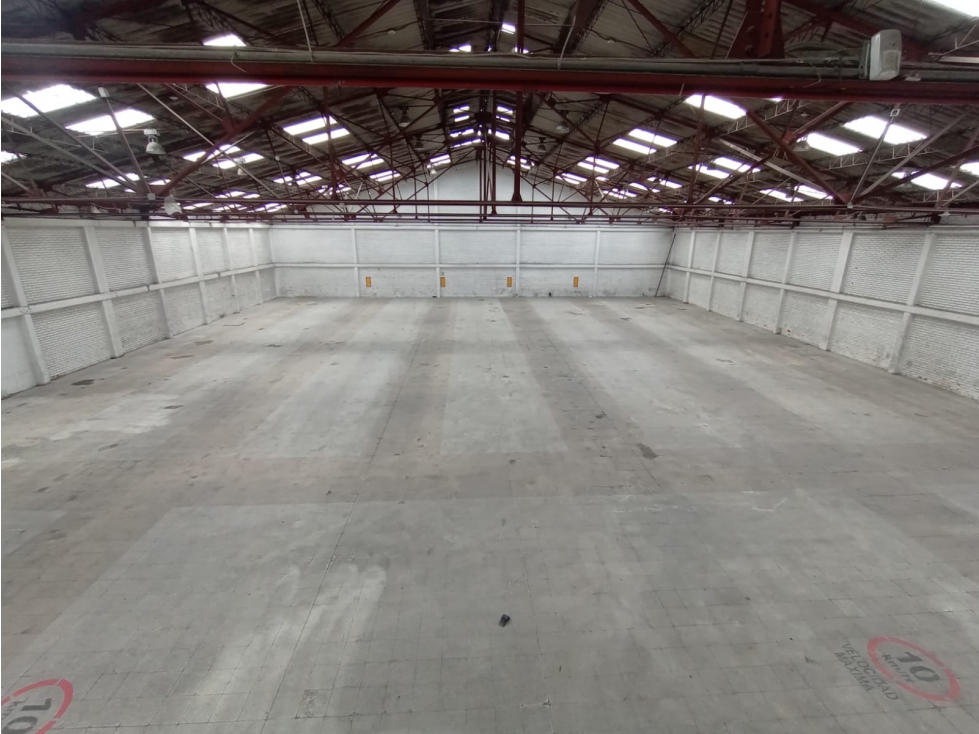 VENTA / ARRIENDO BODEGA 2.374 M² PUENTE ARANDA - 1