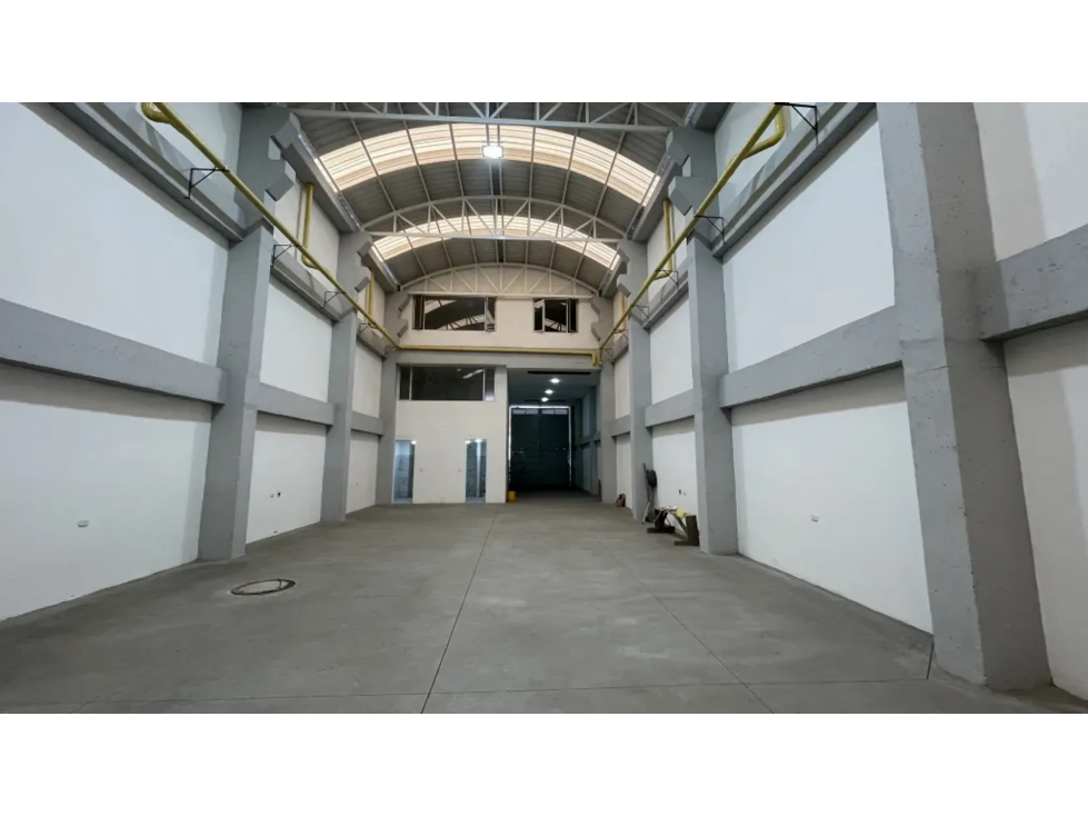 ARRIENDO BODEGA COMERCIAL DE 432 M² EN FONTIBÓN — foto 2