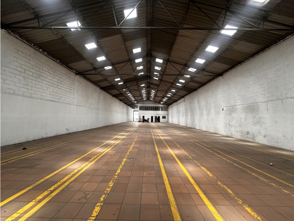 BODEGA DE 930 m² EN ZONA INDUSTRIAL DE PUENTE ARANDA