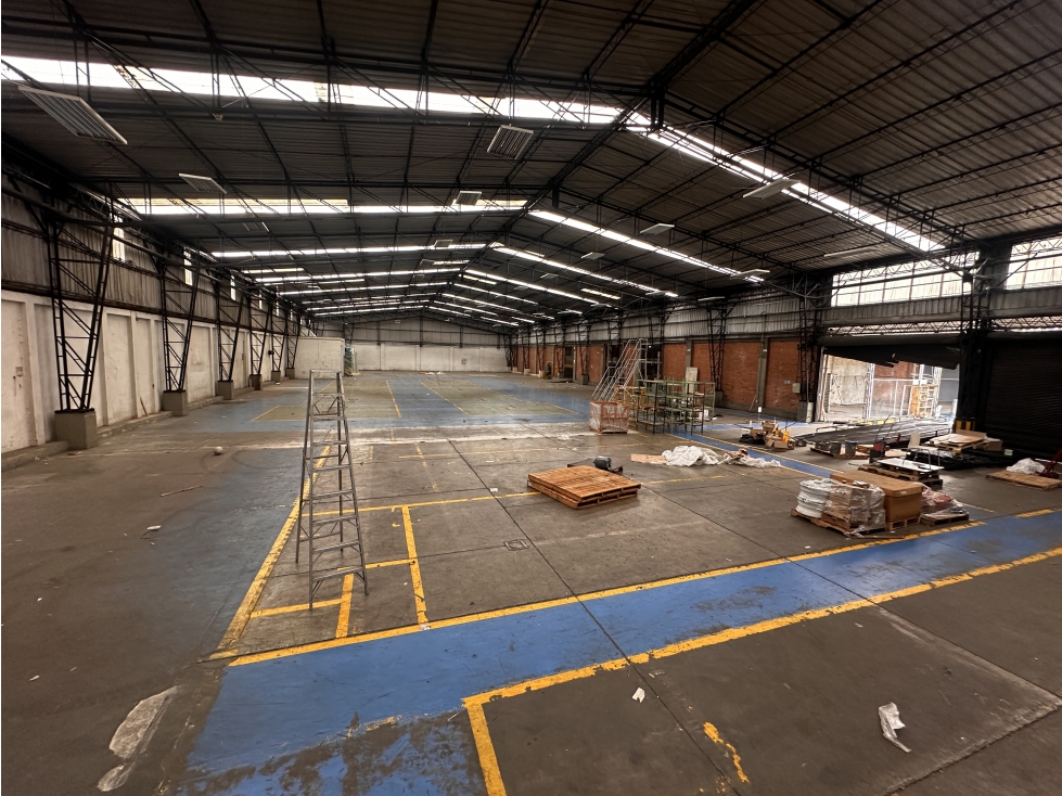 BODEGA DE 4.095 M² EN ZONA INDUSTRIAL DE PUENTE ARANDA