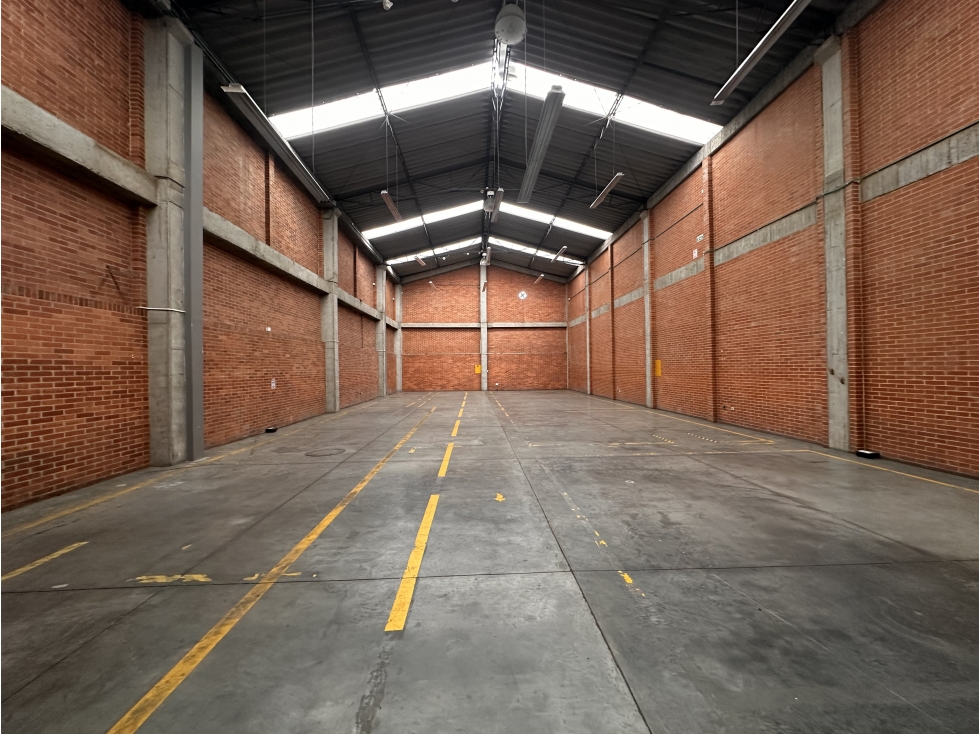BODEGA DE 700 M² EN ZONA INDUSTRIAL DE MONTEVIDEO