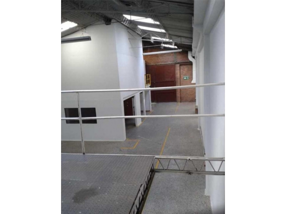 ARRIENDO BODEGA 380 m² ZONA INDUSTRIAL MONTEVIDEO - 4