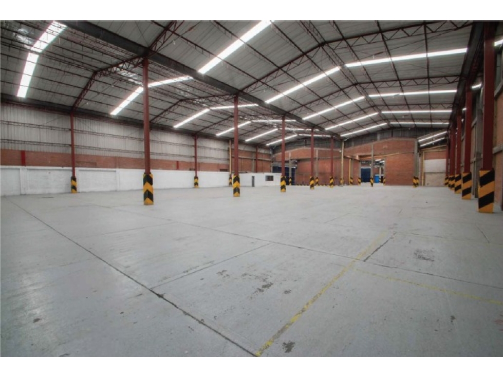 ARRIENDO BODEGA DE 3.836M² EN MONTEVIDEO - 1