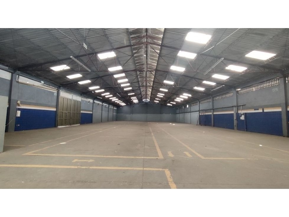 ARRIENDO BODEGA DE 1.650 m² EL TINTAL - AV. CIUDAD DE CALI - 1