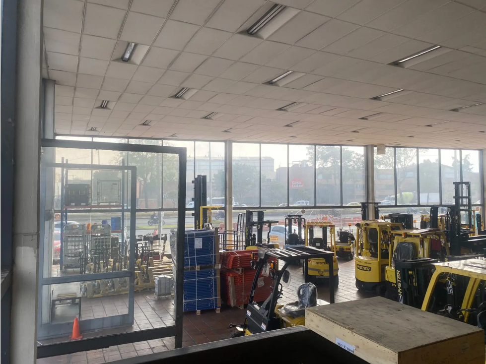 ARRIENDO BODEGA DE 1.900 m² CON VITRINA COMERCIAL SOBRE AV. PRINCIPAL - 5