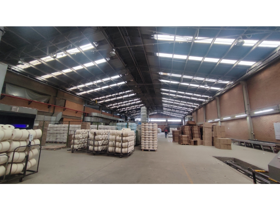 ARRIENDO BODEGA DE 5.000 M² EN ZONA INDUSTRIAL DE MONTEVIDEO